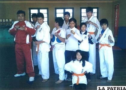 Marcelo Taborga (Izq.), junto a karatecas de la selección local