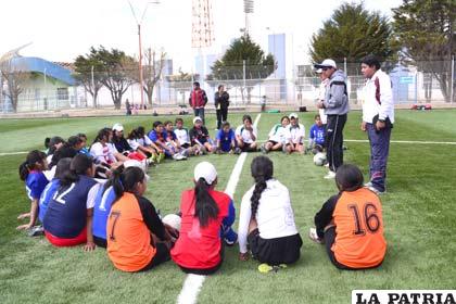 Integrantes de la selección femenina de fútbol de Oruro