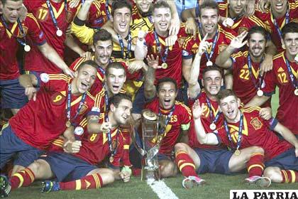 Los jugadores de la selección española con el trofeo de campeón