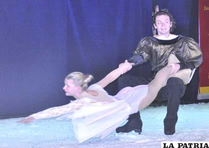 Artistas rusos en plena actuación de la obra Fantasía sobre hielo