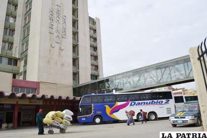 Operadores de transporte denuncian que no existen mejoras en la Terminal de Buses