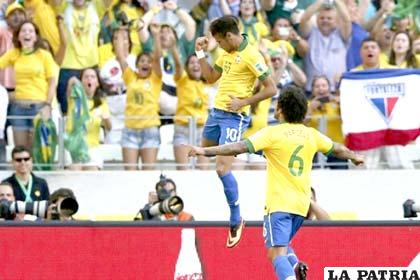 Neymar celebra el gol que anotó para su selección
