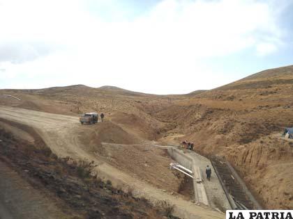 Empresas continúan con trabajos en la doble vía La Paz-Oruro