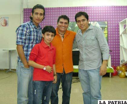 Fernando Aníbarro Cruz (camisa a cuadros), Gustavo Aparicio López (13 años) Huáscar Aparicio (centro) y Rimber Callejas Brito (camisa gris)