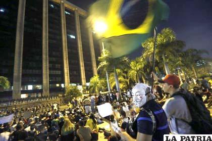 Las protestas suman y siguen en Brasil, en contra de la organización de la Copa Confederaciones y el Mundial 2014