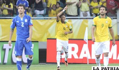 Neymar como siempre apareció en el momento preciso para anotar