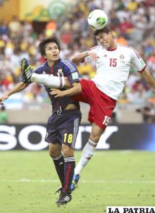 Endo y Zavala disputan el balón