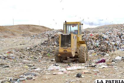 Maquinaria que compacta la basura en el relleno sanitario de Huajara