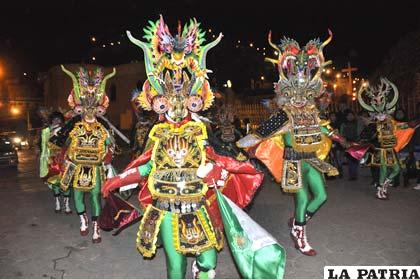 Los diablos de la Oruro festejando su aniversario