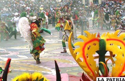 Los danzarines de la Diablada Oruro en una inolvidable demostración en Carnavales