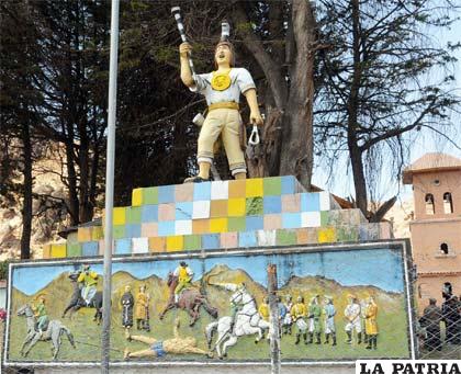 Monumento de Túpac Katari en Peñas, en la plaza, donde fue descuartizado
