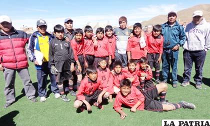 Los integrantes del equipo que representó al colegio Uru Uru
