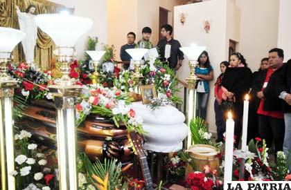 Los restos del cantautor Huáscar Aparicio y su hijo Gustavo Aparicio son velados en su domicilio donde se dieron cita amigos y familiares
