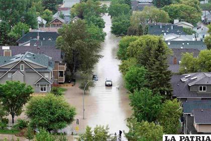 Inundaciones, destruyeron carreteras y puentes, anegaron viviendas y convirtieron a las calles en canales de agua con lodo por el sur de Alberta