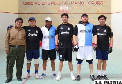 Jugadores de los equipos de Río Ingenio y Ranchería