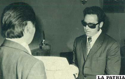 Damián San Martín recibiendo un reconocimiento como dirigente, ocurrió en 1973
