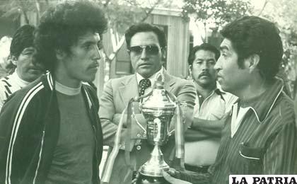 Acto de premiación de ciclistas de la gestión 1973, San Martín observa la entrega del trofeo