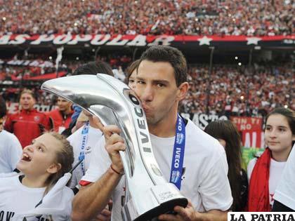 Maxi Rodríguez con el trofeo de campeón