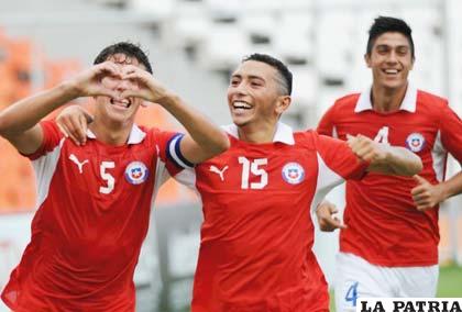Celebran el triunfo los jugadores de la selección chilena