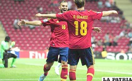 Jesé celebra el gol con Suárez