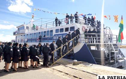 Buque Multipropósito partió desde el puerto boliviano de Guaqui con 150 
cadetes