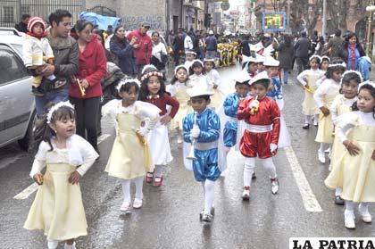 Niños se divirtieron bailando por las calles en aniversario del Kínder “Oscar Alfaro”