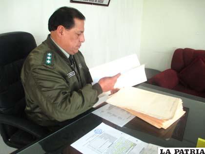 El director de Diprove, coronel Freddy Villarroel, con documentos de los vehículos verificados