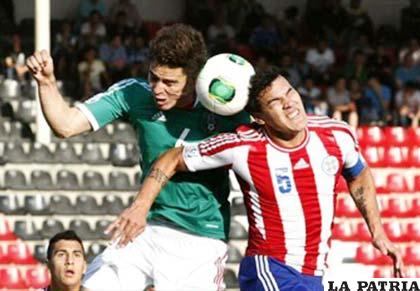Una acción del partido en el que Paraguay venció a México
