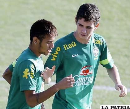 Neymar y Oscar durante el entrenamiento de la selección brasileña