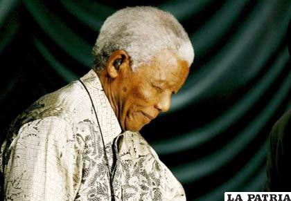 Nelson Mandela, expresidente sudafricano continúa en estado crítico