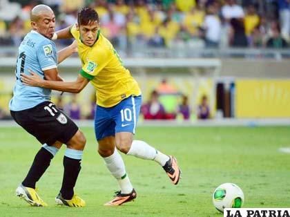 Egidio Arévalo no le pierde la marca a Neymar