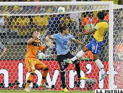 La acción del gol del triunfo de Brasil con Paulinho que la manda al fondo de cabeza