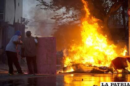 Grupo de manifestantes en Brasil quemaron una concesionaria de vehículos