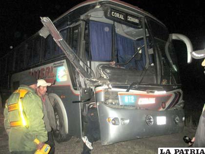 El bus de la empresa Coral SRL., quedó en esas condiciones tras el hecho de tránsito