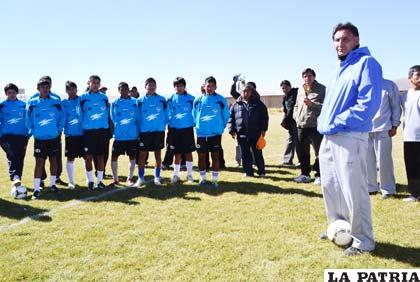 Ferrufino en la charla técnica, antes del inicio del trabajo