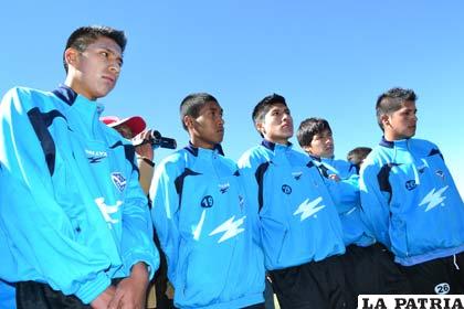 Algunos de los jóvenes futbolistas de San José