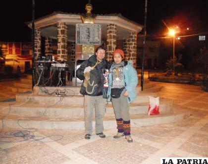 Carlos Bedregal junto a Yolanda Echenique en la Plaza de Tiquina, luego de la competencia