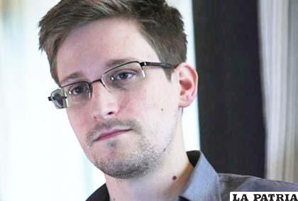 Edward Snowden espera asilo político