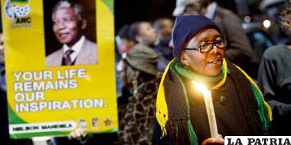 Ciudadanos de Sudáfrica rezan por la salud del expresidente Nelson Mandela