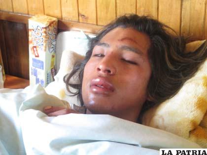El músico postrado en una cama de la Policlínica Oruro