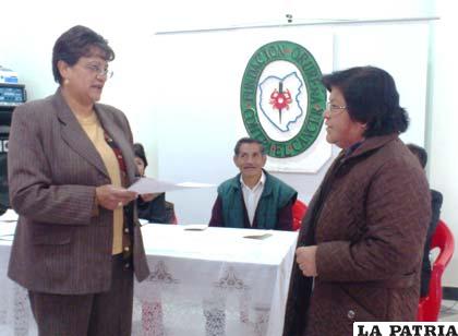 Rosario Cortez, entrega certificados a maestros capacitados en temas relacionados al cáncer