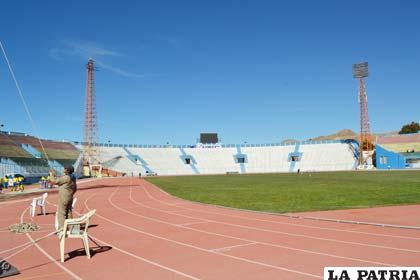 El trabajo de cambio de paneles en el estadio