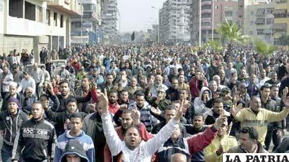 Detractores del presidente Mursi  durante una protesta en la plaza Tahrir, en El Cairo