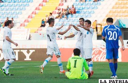 Festejo de los uruguayos por el gol ante Uzbekistán