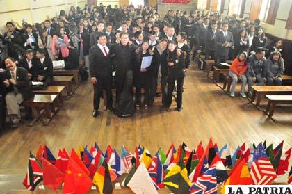 Los estudiantes durante la ceremonia de clausura del Bolmun-ar