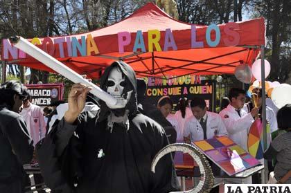 Estudiantes de la UTO, orientaron a la población sobre riesgos del consumo del tabaco