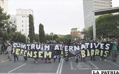 Cabecera de la manifestación llevada a cabo en Barcelona en protesta por el desalojo del centro social de Can Vies en el barrio de Sants