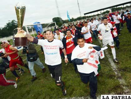 Robledo, el arquero de Universitario, con el trofeo de campeón en Warnes