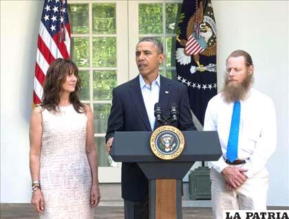 Presidente de Estados Unidos, Barack Obama, junto a los padres del sargento Bowe Bergdahl, Jani Bergdahl (i) y Bob Bergdahl (d)