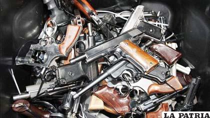 Cambian armas de fuego por vales de consumo en supermercados locales, para reducir la violencia pandillera